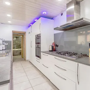  Holiday home Luxury 4 Bed House With Jacuzzi, We Take Deposits United Kingdom